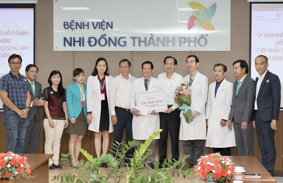 Phó Chủ tịch UBND TPHCM Lê Thanh Liêm thăm 2 bé Trúc Nhi và Diệu Nhi ảnh 2