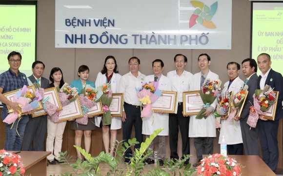 Phó Chủ tịch UBND TPHCM Lê Thanh Liêm thăm 2 bé Trúc Nhi và Diệu Nhi ảnh 6
