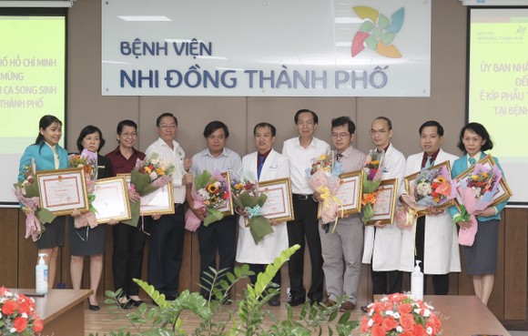 Phó Chủ tịch UBND TPHCM Lê Thanh Liêm thăm 2 bé Trúc Nhi và Diệu Nhi ảnh 5