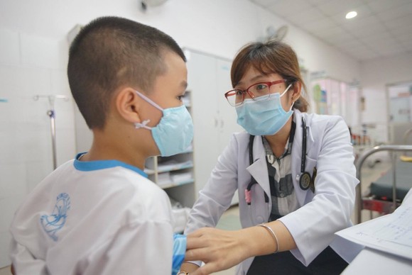 Bác sĩ thăm khám cho một em học sinh trường Tiểu học Bình Trưng Đông nghi ngộ độc thực phẩm