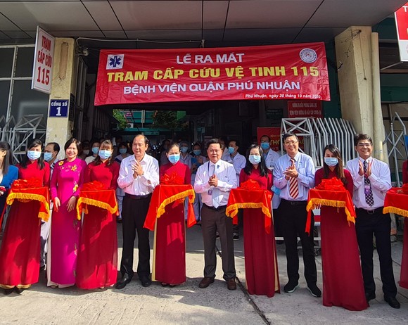 Các đại biểu cắt băng khánh thành lễ ra mắt trạm cấp cứu vệ tinh 115 thứ 34 tại quận Phú Nhuận