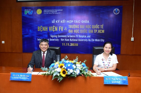 Tiến sĩ Trần Tiến Khoa, Hiệu trưởng Trường ĐH Quốc tế và bà Phạm Thị Thanh Mai, Giám đốc điều hành Bệnh viện FV ký kết thỏa thuận hợp tác giữa 2 đơn vị 