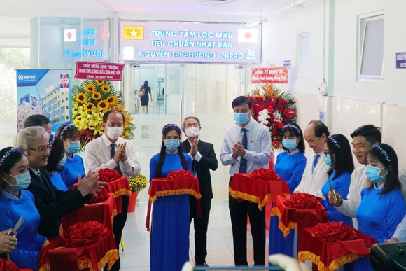 Các đại biểu tham dự cắt băng khánh thành Trung tâm lọc máu theo tiêu chuẩn Nhật Bản tại Bệnh viện Nguyễn Tri Phương