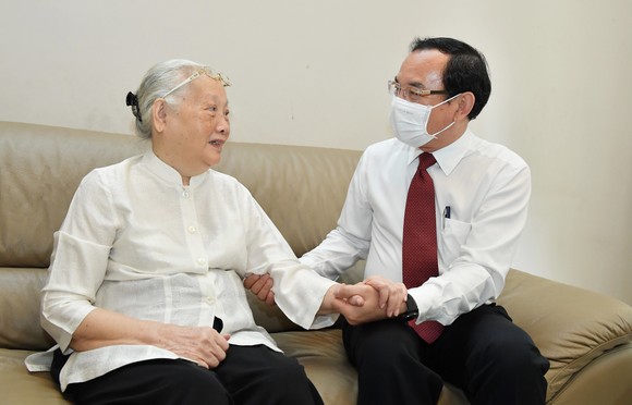 Bí thư Thành ủy TPHCM Nguyễn Văn Nên thăm, chúc mừng thầy thuốc và gia đình thầy thuốc tiêu biểu ảnh 2
