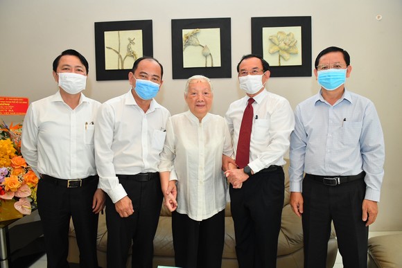 Bí thư Thành ủy TPHCM Nguyễn Văn Nên thăm, chúc mừng thầy thuốc và gia đình thầy thuốc tiêu biểu ảnh 3
