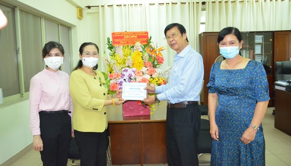 Phó Bí thư Thành ủy, Chủ tịch HĐND TPHCM Nguyễn Thị Lệ thăm, chúc mừng GS-TS-BS Đặng Vạn Phước