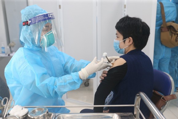 Sáng 8-3, triển khai những mũi tiêm vaccine ngừa Covid-19 đầu tiên tại TPHCM, Hà Nội và Hải Dương ảnh 9