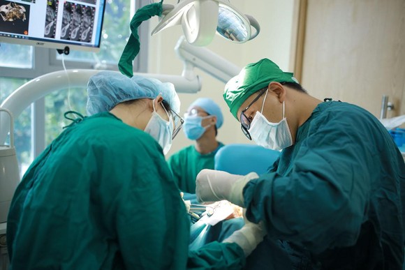 Bác sĩ Đoàn Vũ trong một ca trồng răng Implant để phục hồi chức năng ăn nhai cho bệnh nhân