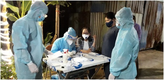 Tiến hành điều tra, truy vết tại nơi ở trường hợp nghi nhiễm tại huyện Hóc Môn
