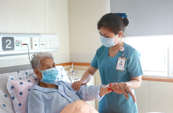 Nhân viên y tế Bệnh viện Đại học Y Dược TPHCM chăm sóc người bệnh