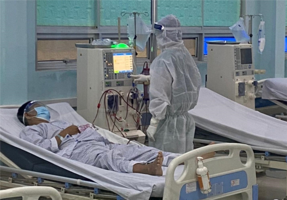 Bệnh nhân mắc Covid-19 đang được chạy thận ngay tại Bệnh viện dã chiến điều trị bệnh nhân Covid-19 Củ Chi