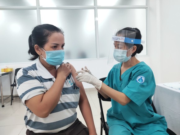 Nhân viên y tế tiêm vaccine cho công nhân trên địa bàn TP