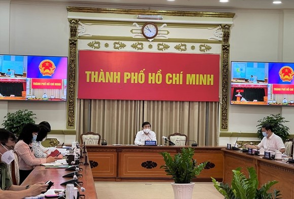 Chủ tịch UBND TPHCM Nguyễn Thành Phong phát biểu tại cuộc họp  ​