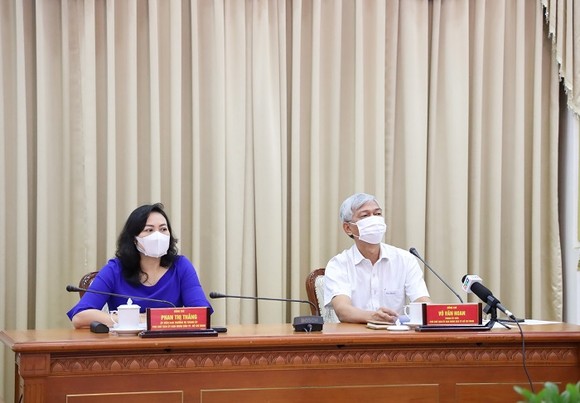Đồng chí Phan Thị Thắng, Phó Chủ tịch UBND TP (bên trái) trong một cuộc họp phòng chống dịch