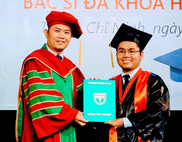 PGS-TS Nguyễn Thanh Hiệp trao bằng tốt nghiệp cho sinh viên