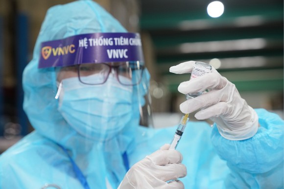 Nhân viên y tế tiêm vaccine Covid-19 cho người dân