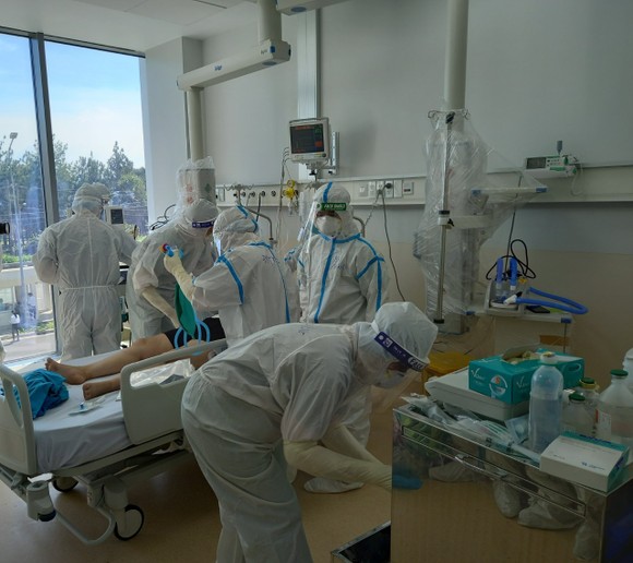 Nhân viên y tế đang chăm sóc cho bệnh nhân mắc Covid-19 tại Bệnh viện Hồi sức Covid-19 