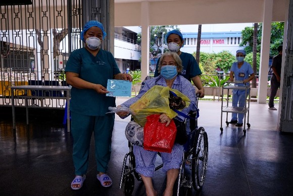 Một bệnh nhân điều trị ổn định được xuất viện tại Bệnh viện Nhân dân Gia Định