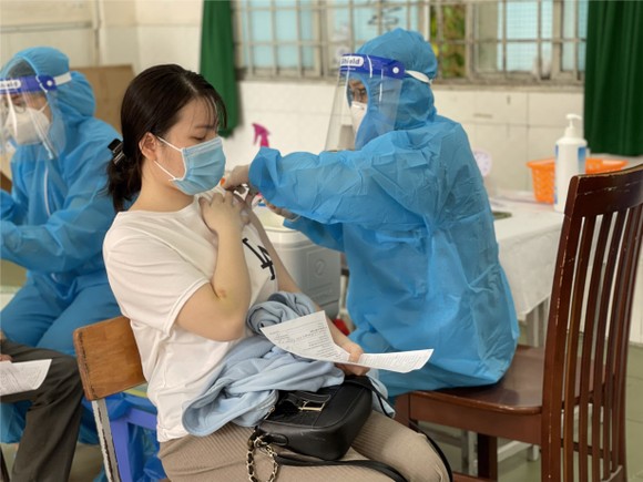 Người dân tiêm vaccine Vero Cell trên địa bàn quận Tân Phú