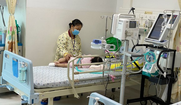 Chủ tịch nước Nguyễn Xuân Phúc thăm, làm việc tại Bệnh viện Nhi đồng Thành phố ảnh 2