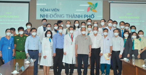 Chủ tịch nước Nguyễn Xuân Phúc thăm, làm việc tại Bệnh viện Nhi đồng Thành phố ảnh 3