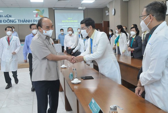 Chủ tịch nước Nguyễn Xuân Phúc thăm, làm việc tại Bệnh viện Nhi đồng Thành phố ảnh 1