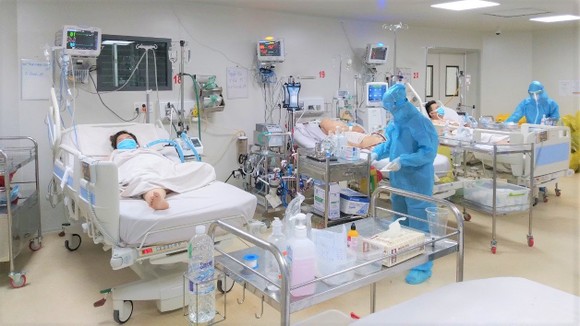 Nhân viên y tế đang chăm sóc và điều trị cho bệnh nhân mắc Covid-19