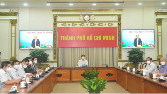 Thủ tướng Chính phủ gặp mặt, biểu dương đại diện lực lượng y tế tuyến đầu chống dịch ảnh 3