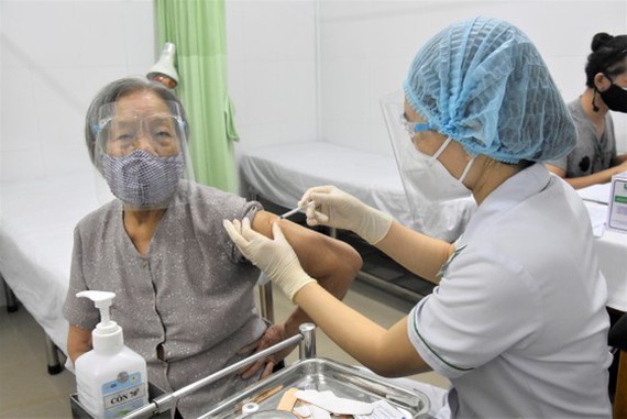 Nhân viên y tế tiêm vaccine Covid-19 cho người thuộc nhóm nguy cơ