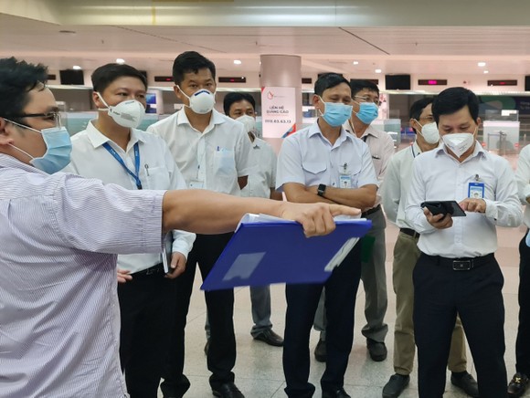Trung tâm Kiểm soát bệnh tật TPHCM phối hợp với các cơ quan quản lý xuất nhập cảnh tại Sân bay Tân Sơn Nhất đang kiểm tra công tác phòng chống dịch tại sân bay