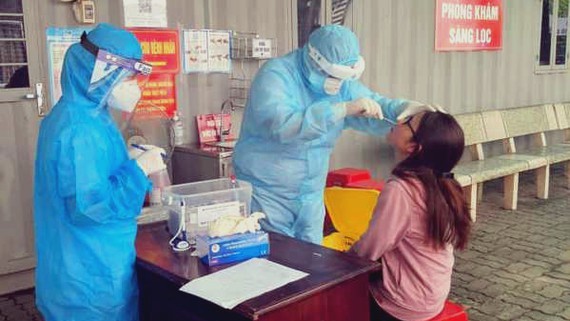 Nhân viên y tế lấy mẫu xét nghiệm cho người dân