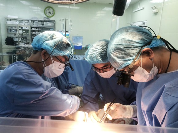 Các bác sĩ đang tiến hành phẫu thuật cho bệnh nhân