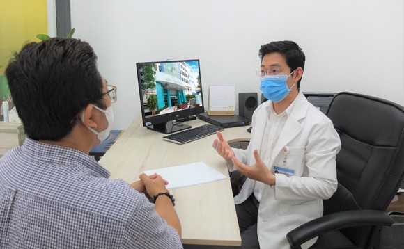 ThS.BS Nguyễn Hồ Vĩnh Phước, Bệnh viện Bình Dân đang thăm khám cho bệnh nhân 