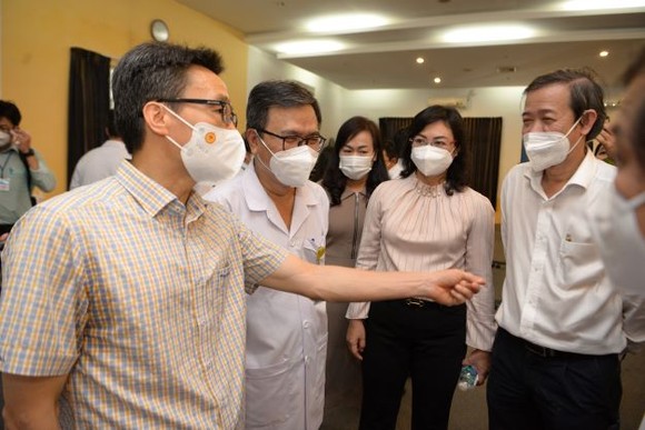 Phó Thủ tướng Vũ Đức Đam: Dịch bệnh có thể bùng phát trở lại nếu như không tiêm vaccine ảnh 1