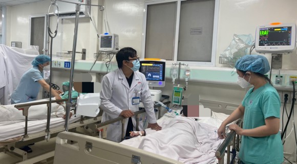 Các bác sĩ Bệnh viện Nhân dân Gia Định đang chăm sóc tích cực cho bệnh nhân ngộ độc rượu