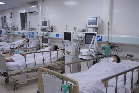 Bệnh nhân ngộ độc rượu đang được lọc máu tại Bệnh viện Nhân dân Gia Định