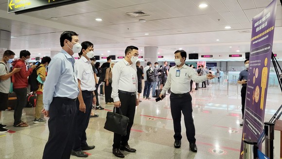 Đoàn kiểm tra công tác tuyên truyền phòng chống bệnh đậu mùa khỉ tại Cảng hàng không quốc tế Tân Sơn Nhất