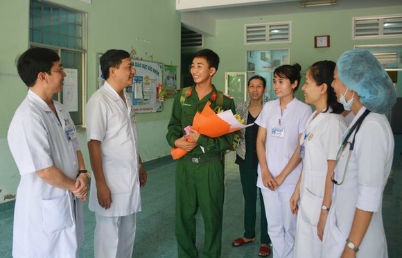 Bệnh viện Quân y 175 chúc mừng bệnh nhân Nguyễn Hoàng Giang khi xuất viện trở về đơn vị