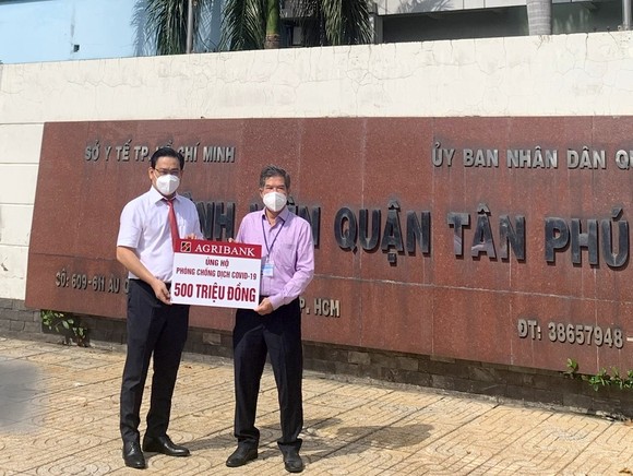 Agribank chi nhánh Tân Phú trao tặng 500 triệu đồng cho Bệnh viện quận Tân Phú chống dịch Covid-19 ảnh 1