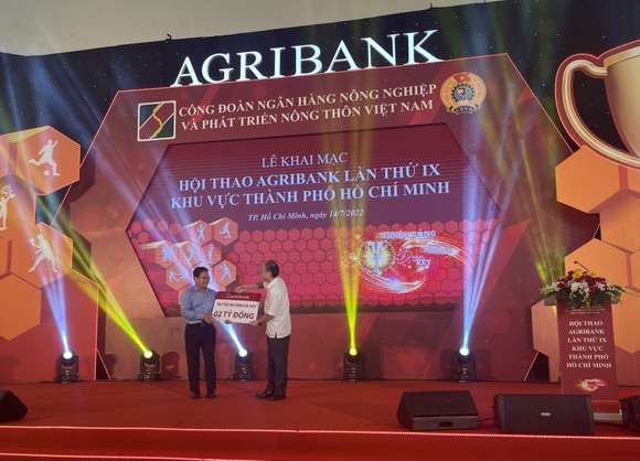 Agribank tặng 2 tỷ đồng từ thiện cho TPHCM  ảnh 2