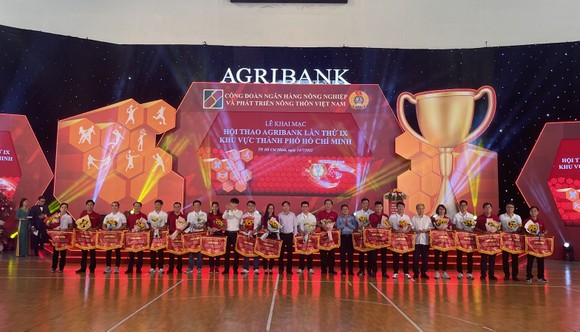 Agribank tặng 2 tỷ đồng từ thiện cho TPHCM ảnh 1