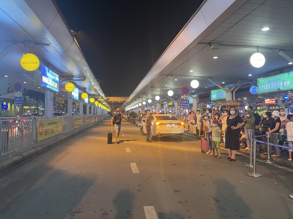 Xe công nghệ chỉ được đón, trả khách tại làn D1, D2 dưới đất ở sân bay Tân Sơn Nhất ảnh 1