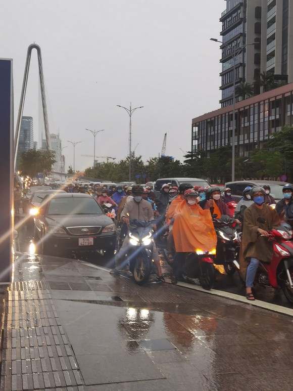 TPHCM mưa xối xả, đường phố ngập nặng, giao thông rối loạn ảnh 7