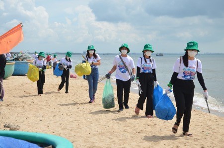 C.P. Việt Nam thu gom rác thải biển góp phần bảo vệ môi trường bền vững ảnh 1