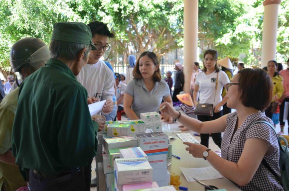 Bệnh viện Đại học Y Dược TPHCM khám chữa bệnh miễn phí cho người dân Quảng Ngãi ảnh 3