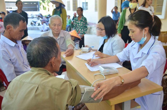 Bệnh viện Đại học Y Dược TPHCM khám chữa bệnh miễn phí cho người dân Quảng Ngãi ảnh 2