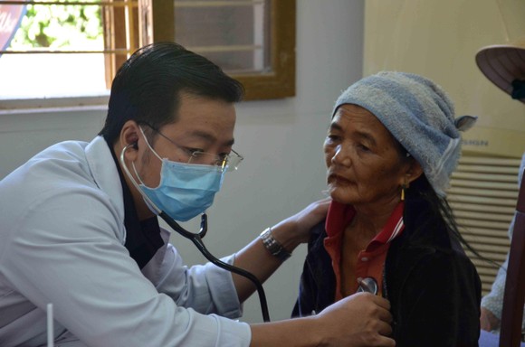 Bệnh viện Đại học Y Dược TPHCM khám chữa bệnh miễn phí cho người dân Quảng Ngãi ảnh 1