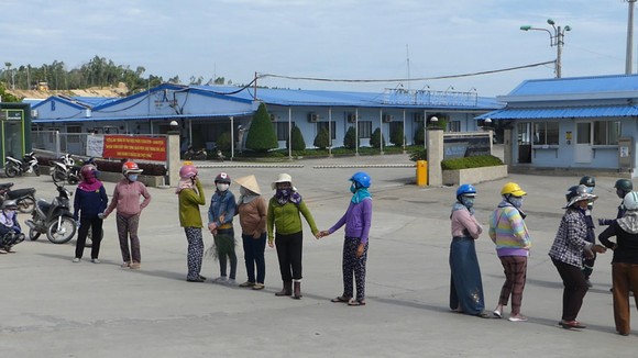 Người dân chặn cổng Nhà máy thép Hòa Phát-Dung Quất vì phải chịu đựng sống trong ô nhiễm ảnh 1