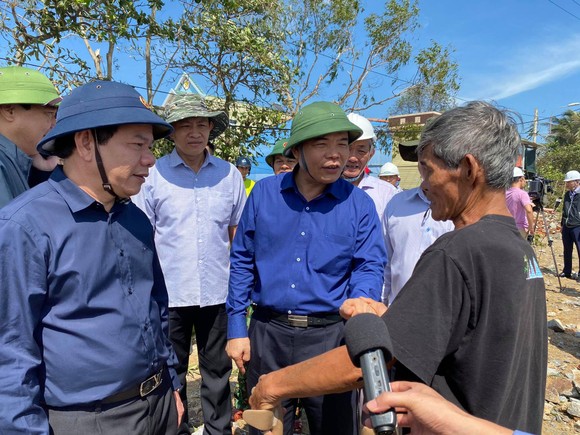 Bộ trưởng Nguyễn Xuân Cường thăm hỏi người dân Quảng Ngãi sau bão số 9  ảnh 3