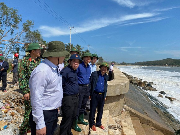 Bộ trưởng Nguyễn Xuân Cường thăm hỏi người dân Quảng Ngãi sau bão số 9  ảnh 4
